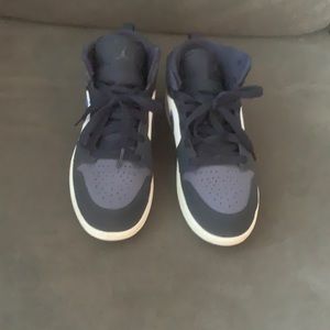 Jordan 1 mids size 3y kids